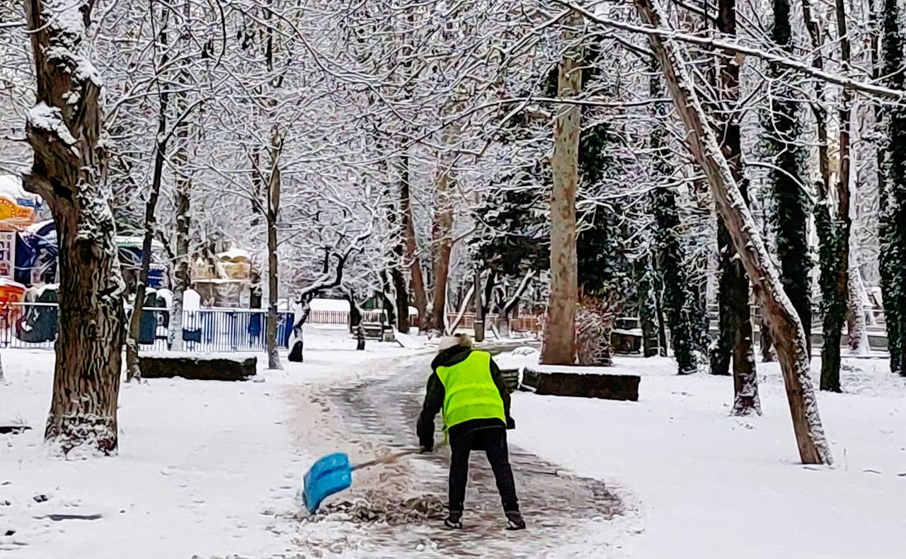 В парках и скверах Симферополя проводится уборка снега В парках и скверах Симферополя проводится уборка снега