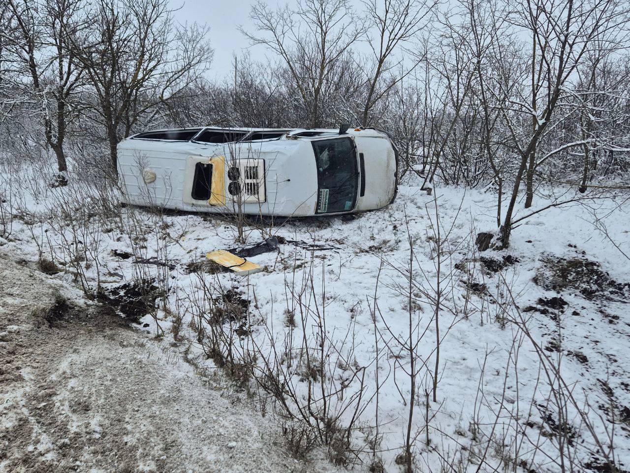 Четыре человека пострадали в ДТП с микроавтобусом в Крыму