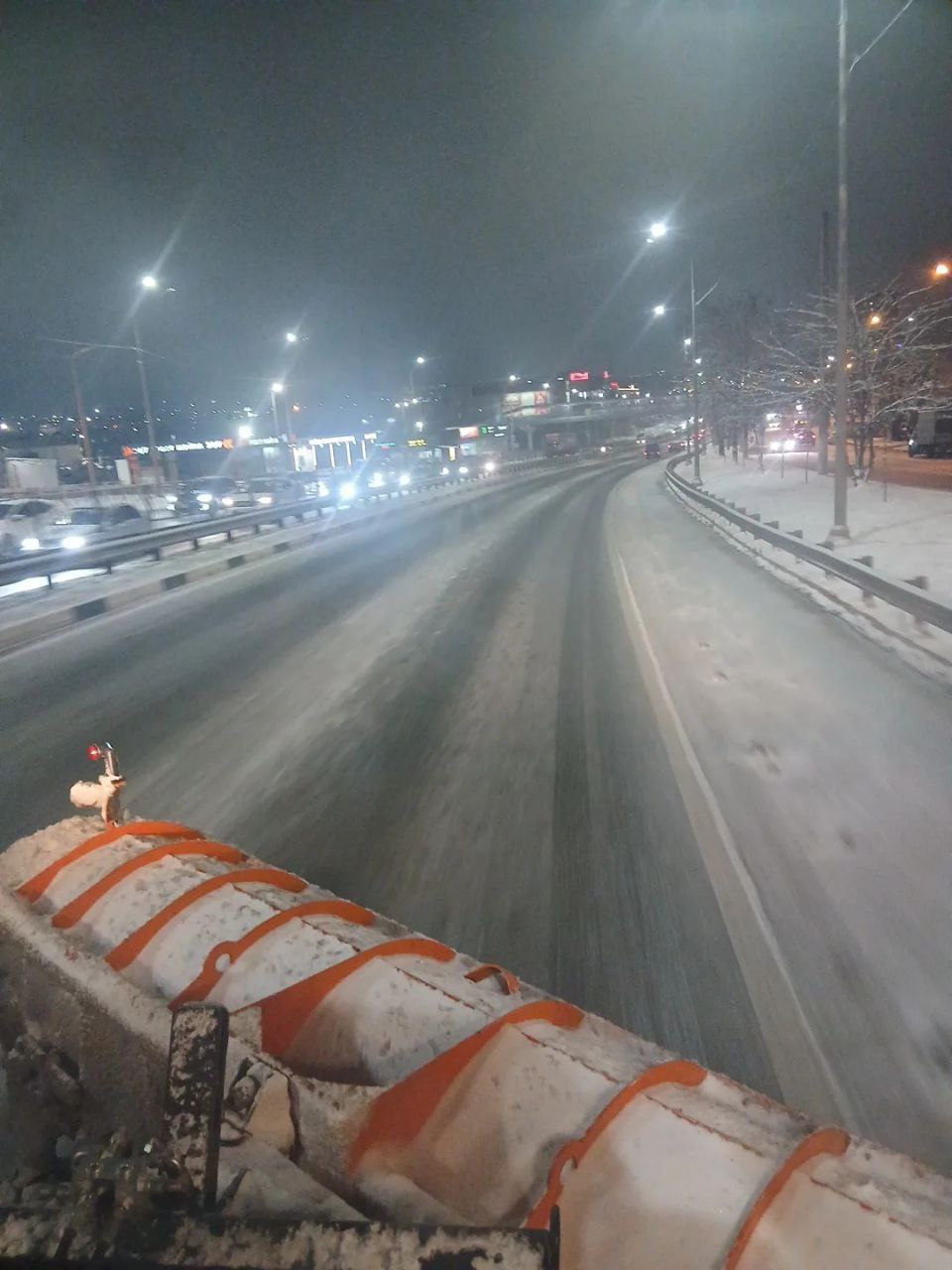 Внимание, водители!. В связи со стремительным понижением температуры воздуха на автомобильных дорогах Республики Крым наблюдается образование гололёда