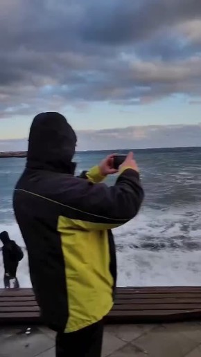 Молодой человек с явными суицидальными наклонностями решил в шторм прогуляться у моря на набережной Ялты