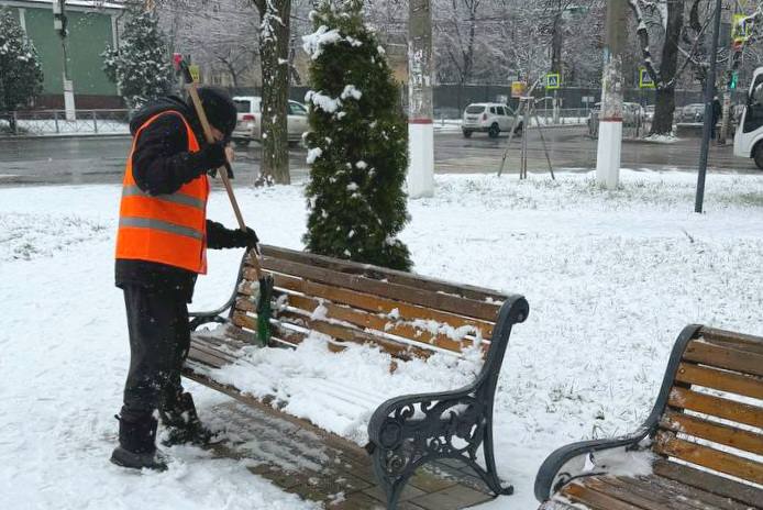 В парках и скверах Симферополя проводится уборка снега В парках и скверах Симферополя проводится уборка снега