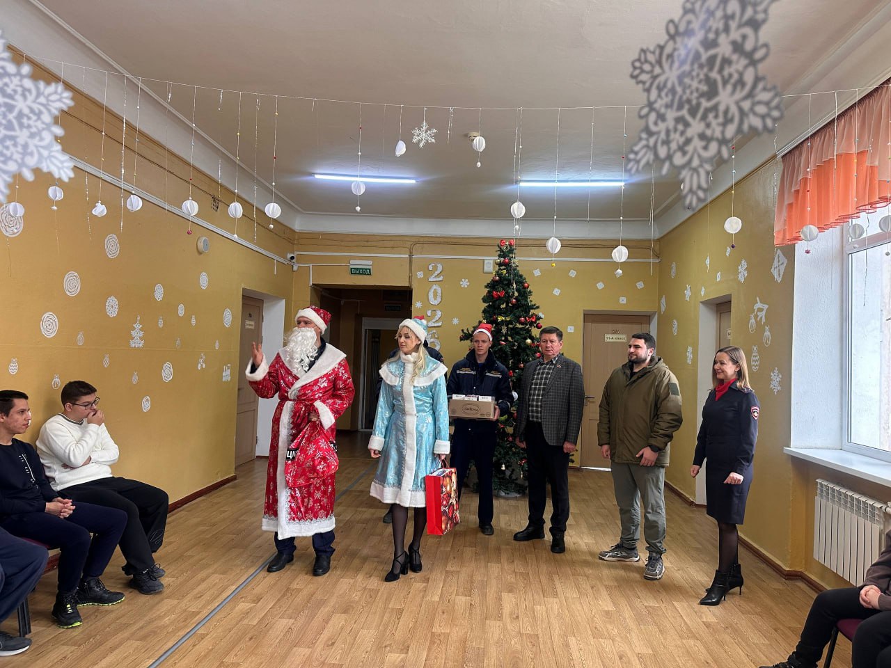 Госавтоинспекторы вместе с общественниками и «Новогодним патрулем» поздравили с зимними праздниками воспитанников севастопольского интерната Госавтоинспекторы вместе с общественниками и «Новогодним патрулем» поздравили с зимними праздниками воспитанников севастопольского интерната