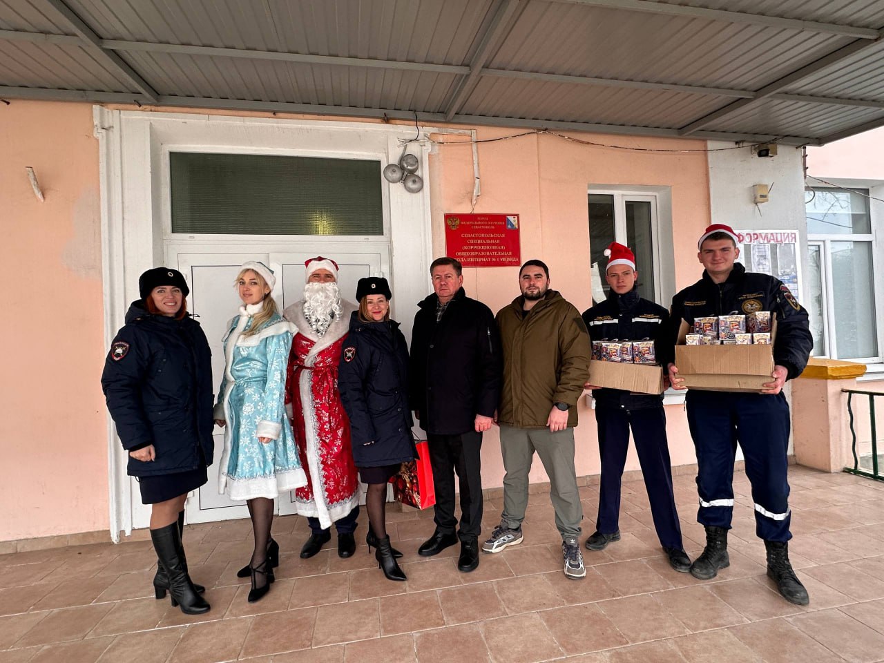 Госавтоинспекторы вместе с общественниками и «Новогодним патрулем» поздравили с зимними праздниками воспитанников севастопольского интерната Госавтоинспекторы вместе с общественниками и «Новогодним патрулем» поздравили с зимними праздниками воспитанников севастопольского интерната