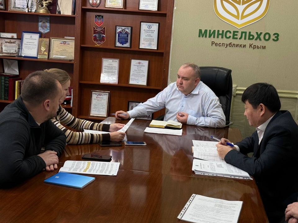 Министр сельского хозяйства Республики Крым Денис Кратюк провел еженедельный прием граждан, на котором рассмотрел вопросы о выполнении показателей, предоставлении отчетов в рамках выполнения соглашения, а также земельные...
