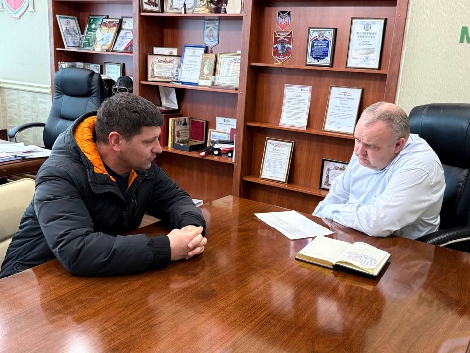 Министр сельского хозяйства Республики Крым Денис Кратюк провел еженедельный прием граждан, на котором рассмотрел вопросы о выполнении показателей, предоставлении отчетов в рамках выполнения соглашения, а также земельные... Министр сельского хозяйства Республики Крым Денис Кратюк провел еженедельный прием граждан, на котором рассмотрел вопросы о выполнении показателей, предоставлении отчетов в рамках выполнения соглашения, а также земельные...