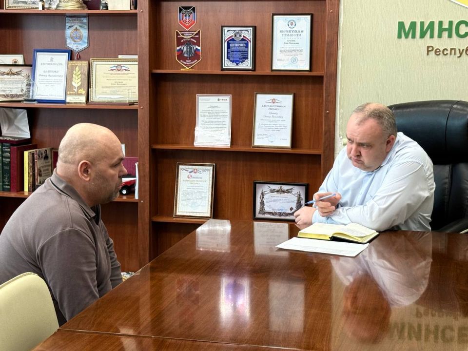 Министр сельского хозяйства Республики Крым Денис Кратюк провел еженедельный прием граждан, на котором рассмотрел вопросы о выполнении показателей, предоставлении отчетов в рамках выполнения соглашения, а также земельные... Министр сельского хозяйства Республики Крым Денис Кратюк провел еженедельный прием граждан, на котором рассмотрел вопросы о выполнении показателей, предоставлении отчетов в рамках выполнения соглашения, а также земельные...