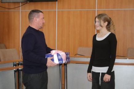 Правительство ЛНР передало новогодний подарок феодосийской школьнице