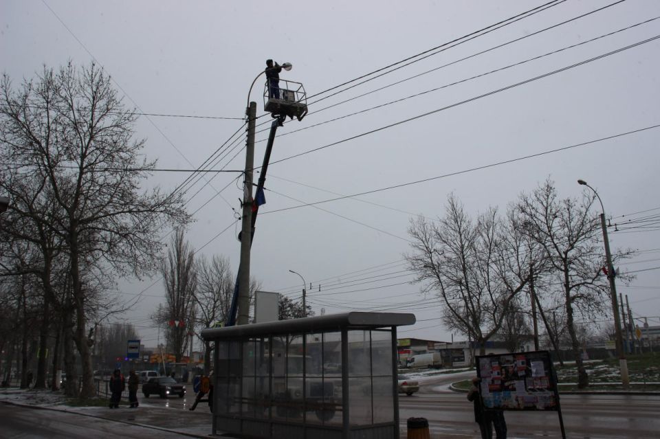 Предприятие «ГорсветКерчь» проводит плановые работы по обслуживанию и ремонту сетей наружного освещения в разных районах города