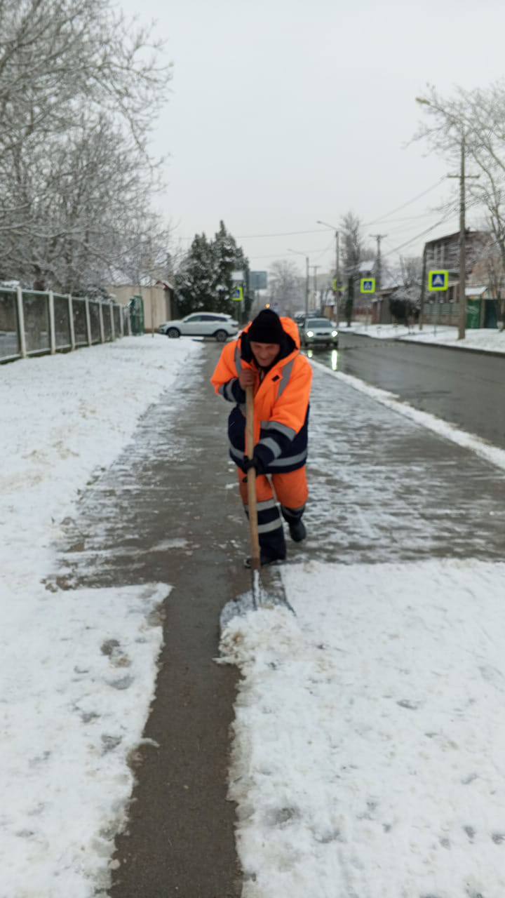 Работа кипит: спецтехника и дворники продолжают расчищать Симферополь от снега