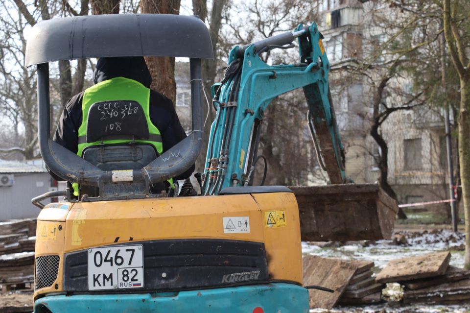 Стартовали работы по благоустройству общественной территории у школы искусств им. Романа Сердюка. Сейчас строители демонтируют старую плитку и бордюры в сквере слева от учреждения Стартовали работы по благоустройству общественной территории у школы искусств им. Романа Сердюка. Сейчас строители демонтируют старую плитку и бордюры в сквере слева от учреждения