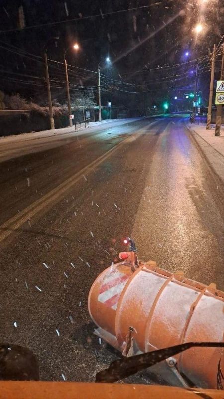 Дороги Крыма чистят от снега и льда в круглосуточном режиме