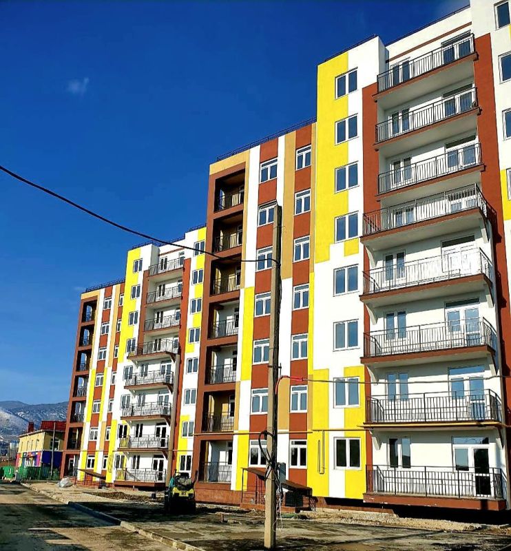 Заместитель председателя Госкомнаца Крыма Рефат Дердаров осмотрел строительство 72-х квартирного дома в Судаке