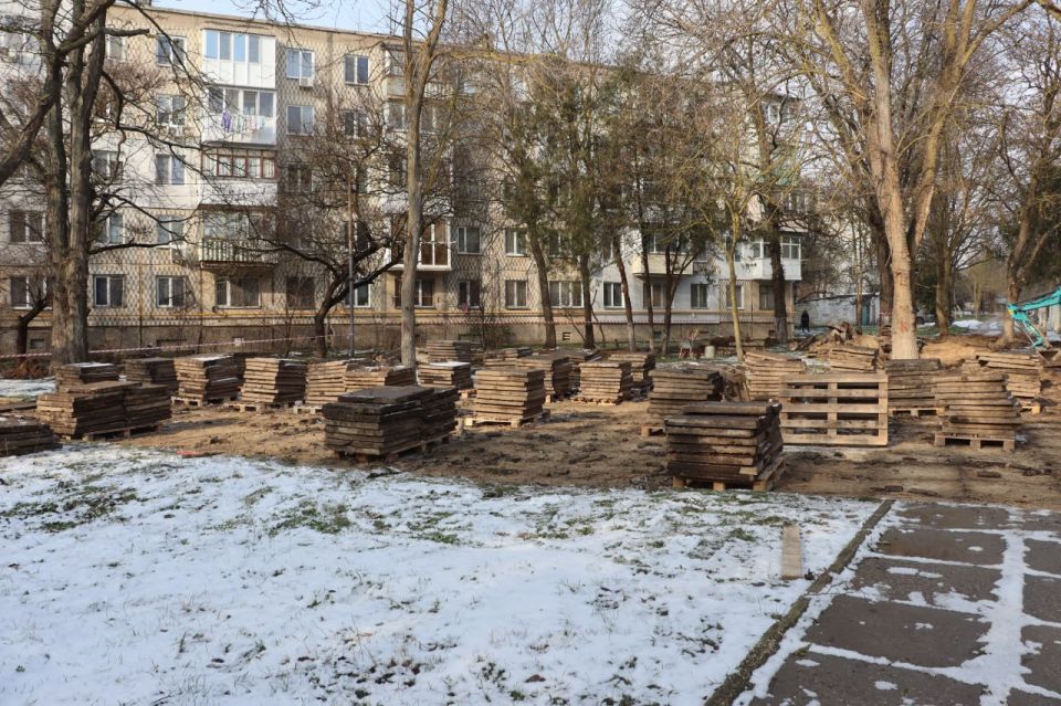 Стартовали работы по благоустройству общественной территории у школы искусств им. Романа Сердюка. Сейчас строители демонтируют старую плитку и бордюры в сквере слева от учреждения Стартовали работы по благоустройству общественной территории у школы искусств им. Романа Сердюка. Сейчас строители демонтируют старую плитку и бордюры в сквере слева от учреждения