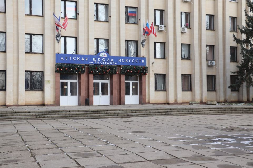 Стартовали работы по благоустройству общественной территории у школы искусств им. Романа Сердюка. Сейчас строители демонтируют старую плитку и бордюры в сквере слева от учреждения Стартовали работы по благоустройству общественной территории у школы искусств им. Романа Сердюка. Сейчас строители демонтируют старую плитку и бордюры в сквере слева от учреждения