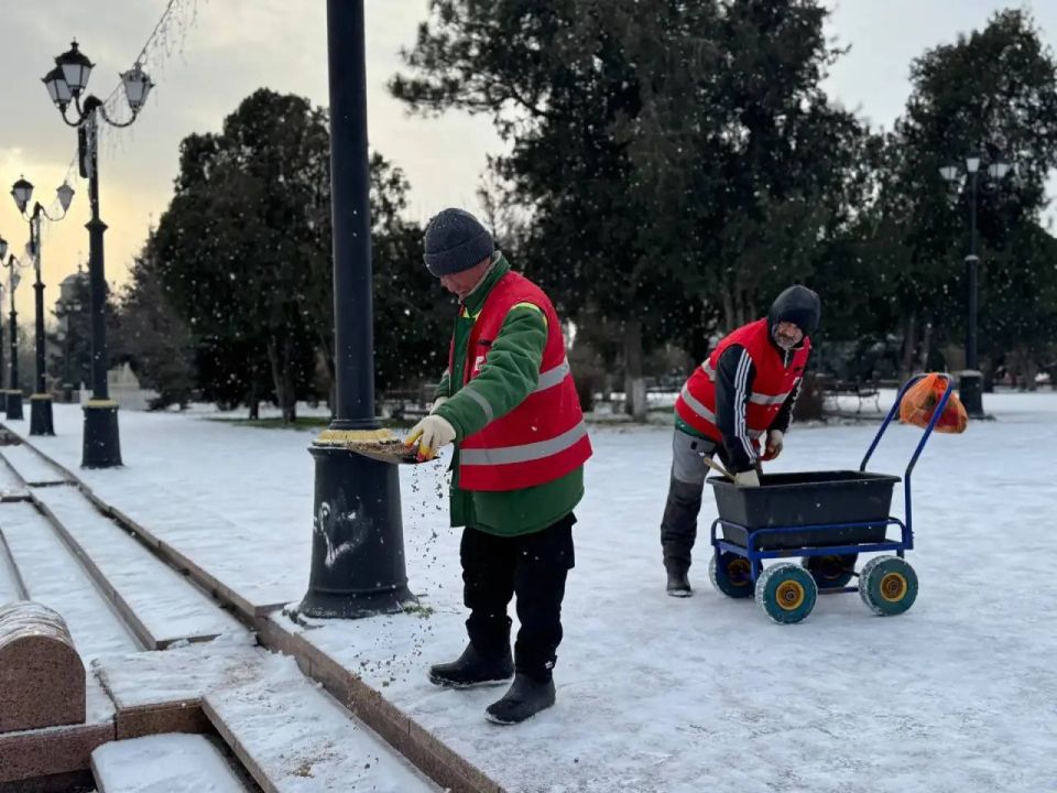 Вторые сутки в Керчи идет снег, установилась минусовая температура Вторые сутки в Керчи идет снег, установилась минусовая температура
