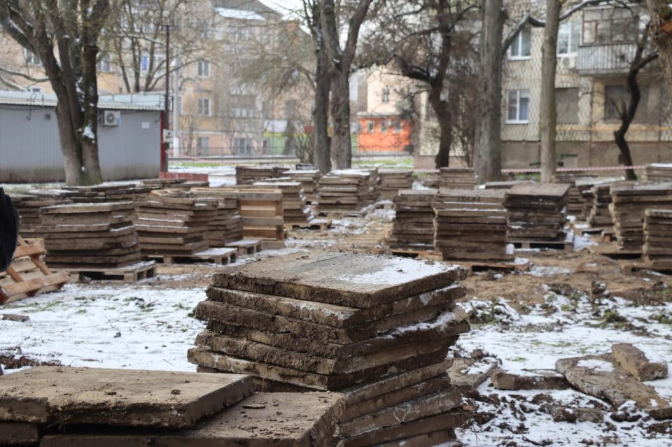 Стартовали работы по благоустройству общественной территории у школы искусств им. Романа Сердюка. Сейчас строители демонтируют старую плитку и бордюры в сквере слева от учреждения Стартовали работы по благоустройству общественной территории у школы искусств им. Романа Сердюка. Сейчас строители демонтируют старую плитку и бордюры в сквере слева от учреждения