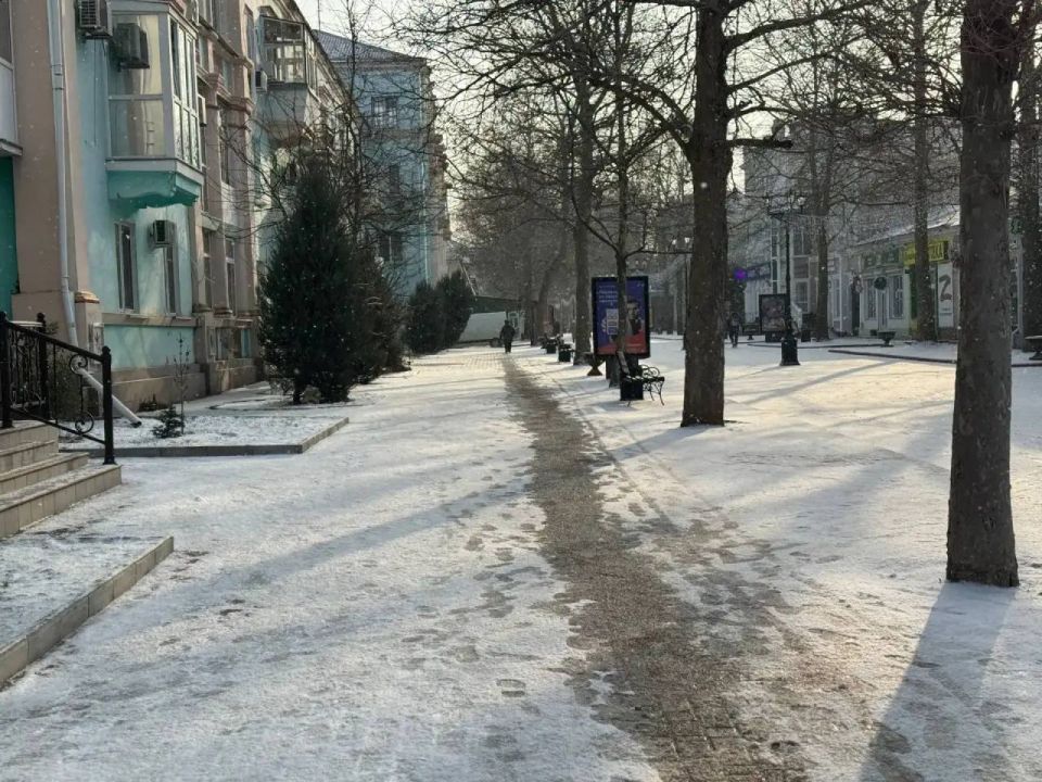 Вторые сутки в Керчи идет снег, установилась минусовая температура Вторые сутки в Керчи идет снег, установилась минусовая температура