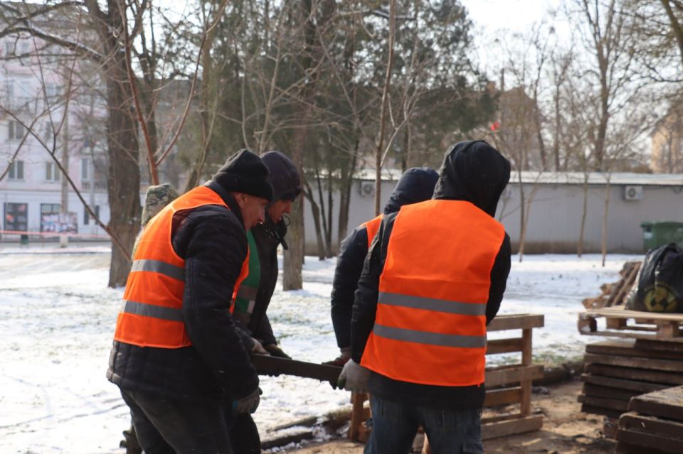 Стартовали работы по благоустройству общественной территории у школы искусств им. Романа Сердюка. Сейчас строители демонтируют старую плитку и бордюры в сквере слева от учреждения Стартовали работы по благоустройству общественной территории у школы искусств им. Романа Сердюка. Сейчас строители демонтируют старую плитку и бордюры в сквере слева от учреждения
