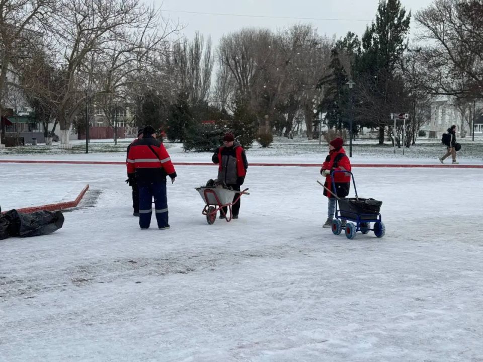Вторые сутки в Керчи идет снег, установилась минусовая температура Вторые сутки в Керчи идет снег, установилась минусовая температура