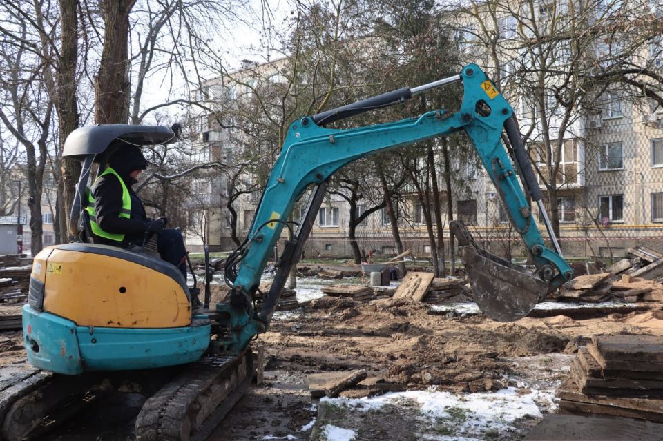 Стартовали работы по благоустройству общественной территории у школы искусств им. Романа Сердюка. Сейчас строители демонтируют старую плитку и бордюры в сквере слева от учреждения Стартовали работы по благоустройству общественной территории у школы искусств им. Романа Сердюка. Сейчас строители демонтируют старую плитку и бордюры в сквере слева от учреждения