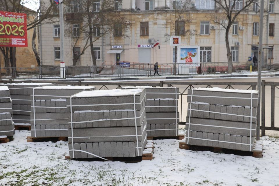 Стартовали работы по благоустройству общественной территории у школы искусств им. Романа Сердюка. Сейчас строители демонтируют старую плитку и бордюры в сквере слева от учреждения Стартовали работы по благоустройству общественной территории у школы искусств им. Романа Сердюка. Сейчас строители демонтируют старую плитку и бордюры в сквере слева от учреждения