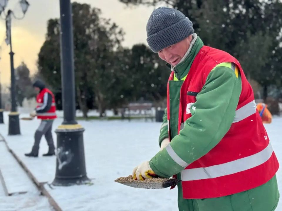 Вторые сутки в Керчи идет снег, установилась минусовая температура Вторые сутки в Керчи идет снег, установилась минусовая температура