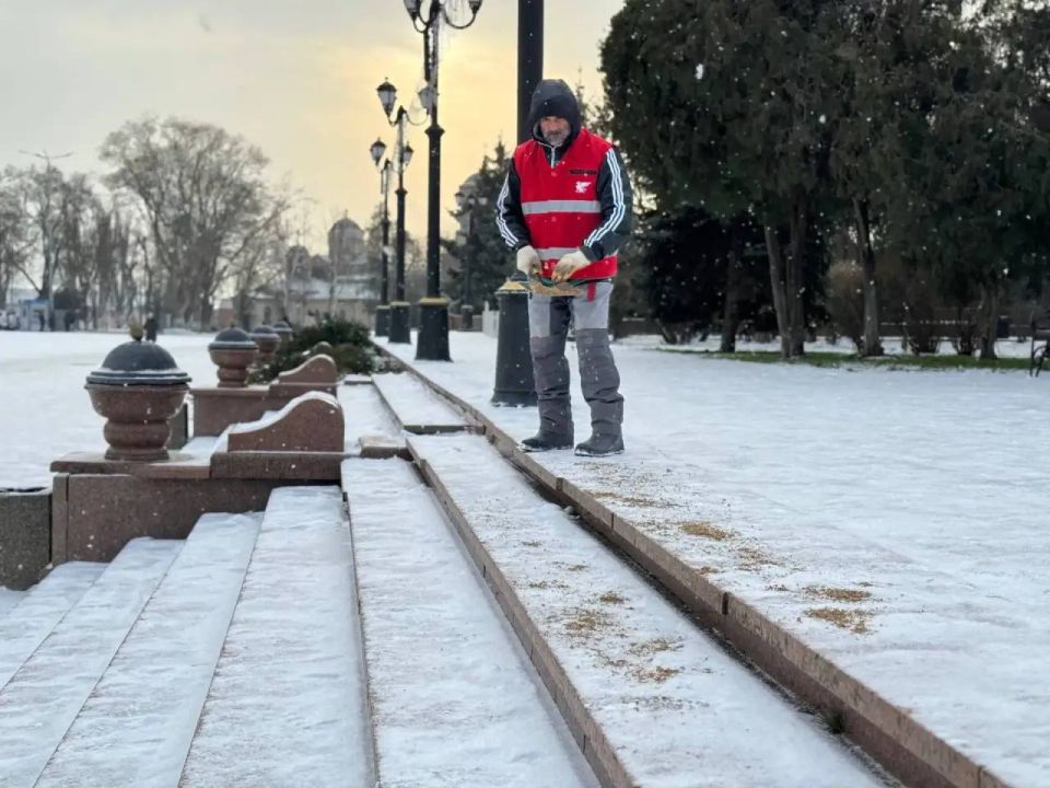 Вторые сутки в Керчи идет снег, установилась минусовая температура Вторые сутки в Керчи идет снег, установилась минусовая температура