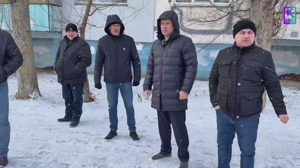 Глава администрации Керчи Олег Каторгин провёл выездное совещание с руководителями керченских филиалов предприятий «Крымтеплокоммунэнерго» и «Вода Крыма» по вопросу подтопления подвала в доме №22 на улице Буденного