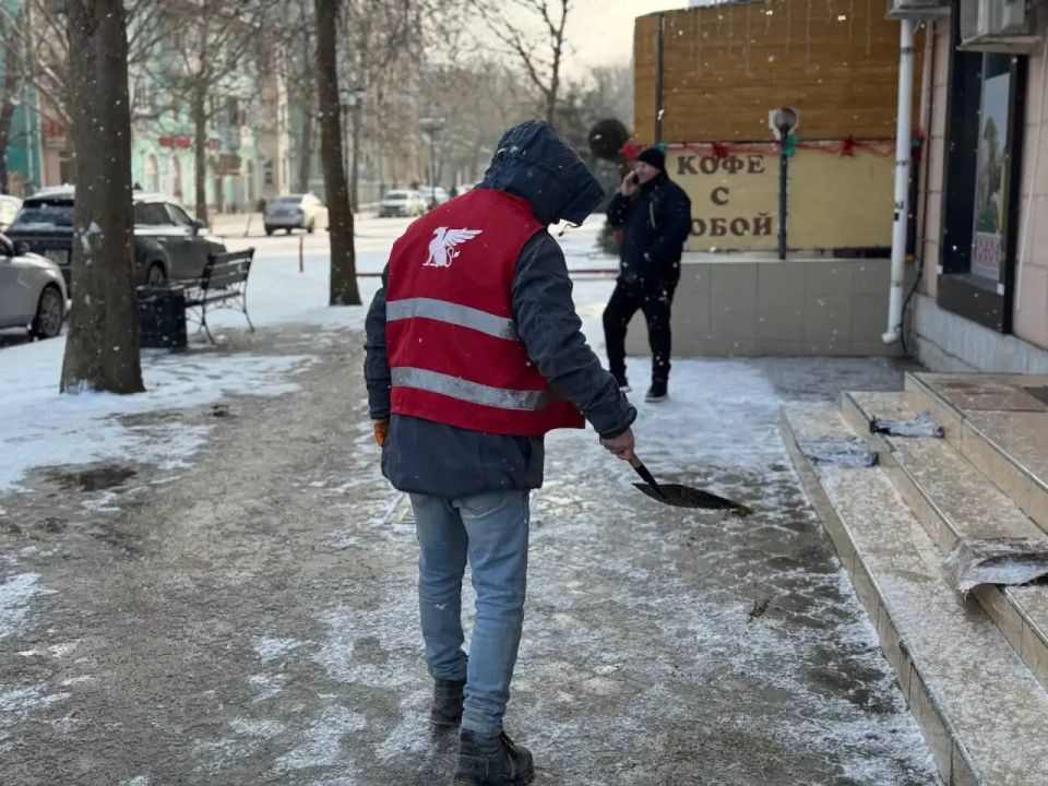 Вторые сутки в Керчи идет снег, установилась минусовая температура Вторые сутки в Керчи идет снег, установилась минусовая температура