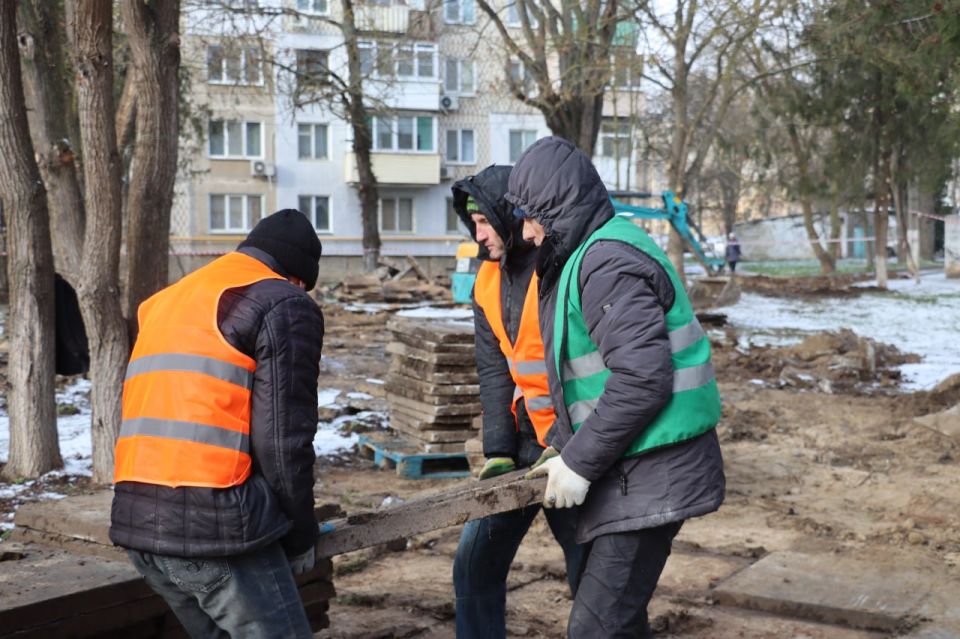Стартовали работы по благоустройству общественной территории у школы искусств им. Романа Сердюка. Сейчас строители демонтируют старую плитку и бордюры в сквере слева от учреждения Стартовали работы по благоустройству общественной территории у школы искусств им. Романа Сердюка. Сейчас строители демонтируют старую плитку и бордюры в сквере слева от учреждения