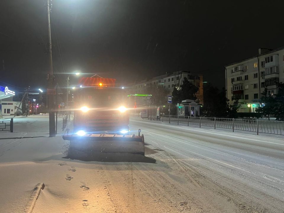 В Феодосии продолжается работа по расчистке и обработке дорог и тротуаров В Феодосии продолжается работа по расчистке и обработке дорог и тротуаров