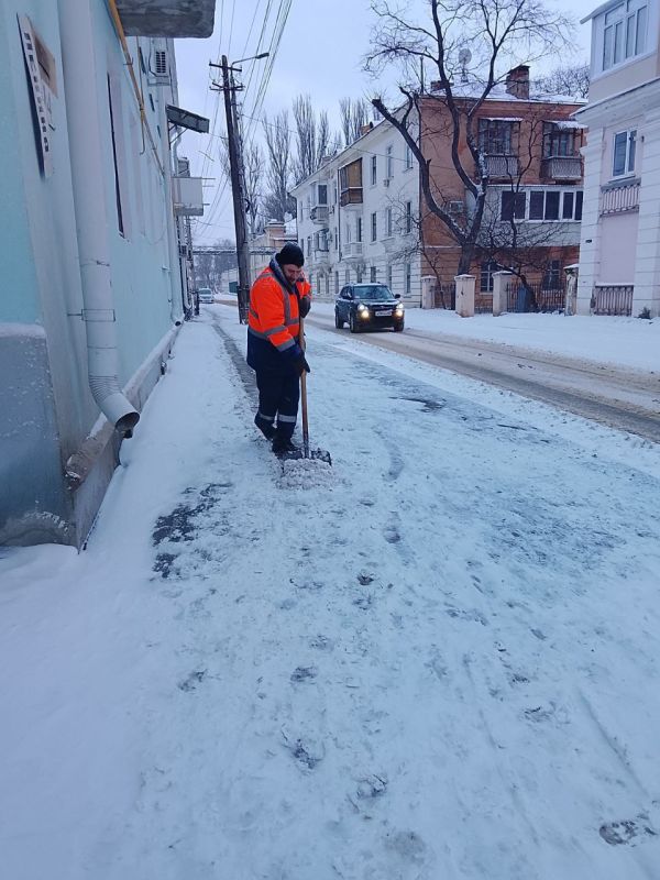 В Феодосии продолжается работа по расчистке и обработке дорог и тротуаров В Феодосии продолжается работа по расчистке и обработке дорог и тротуаров