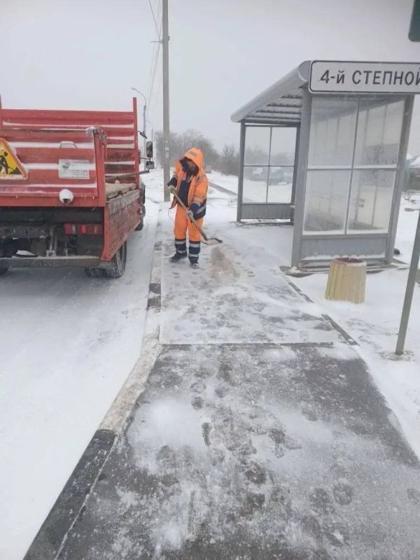 В условиях снегопада и понижения температуры до -5°C коллектив Керченского ДРСУ работает в усиленном режиме, чтобы поддерживать дорожную сеть в безопасном для движения состоянии