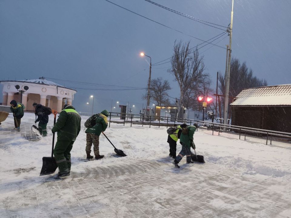 В Феодосии продолжается работа по расчистке и обработке дорог и тротуаров В Феодосии продолжается работа по расчистке и обработке дорог и тротуаров