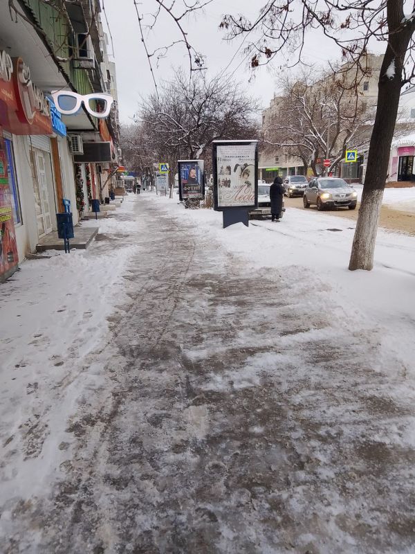 В Феодосии продолжается работа по расчистке и обработке дорог и тротуаров В Феодосии продолжается работа по расчистке и обработке дорог и тротуаров