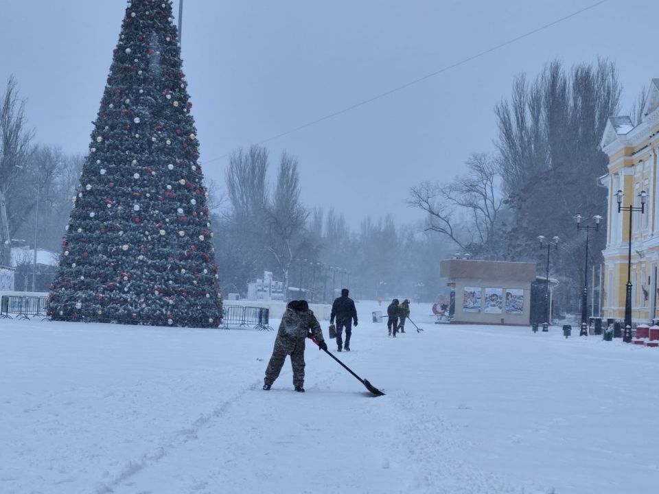 В Феодосии продолжается работа по расчистке и обработке дорог и тротуаров В Феодосии продолжается работа по расчистке и обработке дорог и тротуаров