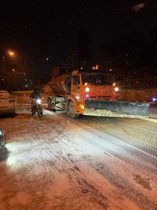 Кирилл Чебышев: Уважаемые судакчане!. В связи со сложными погодными условиями коммунальные службы города продолжают работу в усиленном режиме
