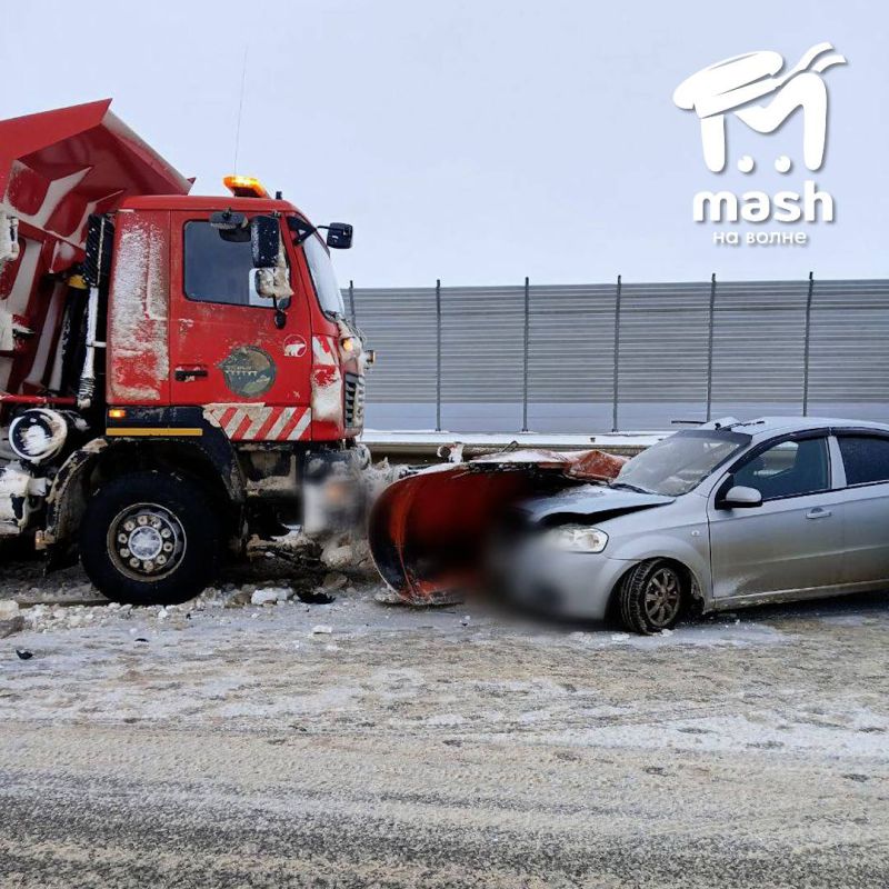 Легковушка столкнулась со снегоуборочной машиной на "Тавриде"