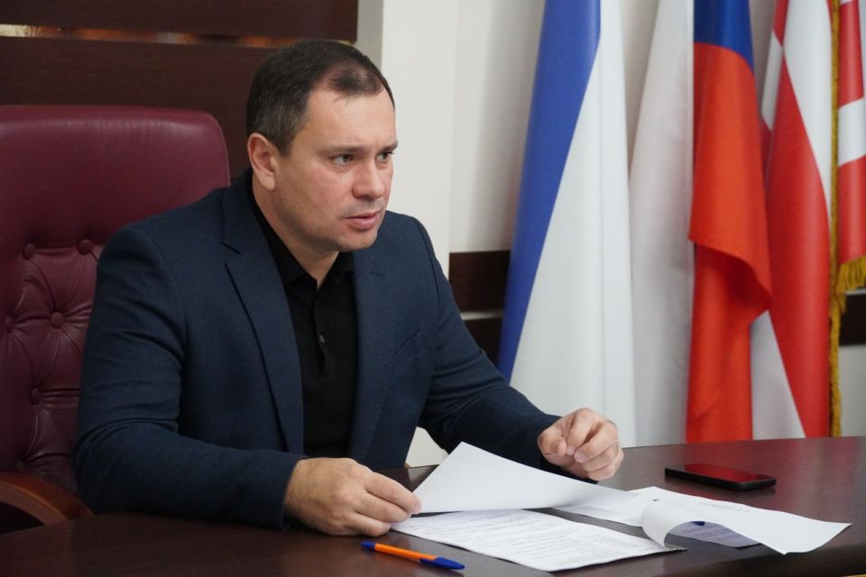 Глава администрации Керчи Олег Каторгин провел аппаратное совещание с заместителями, руководителями структурных подразделений администрации, обсудив актуальные вопросы жизнедеятельности города