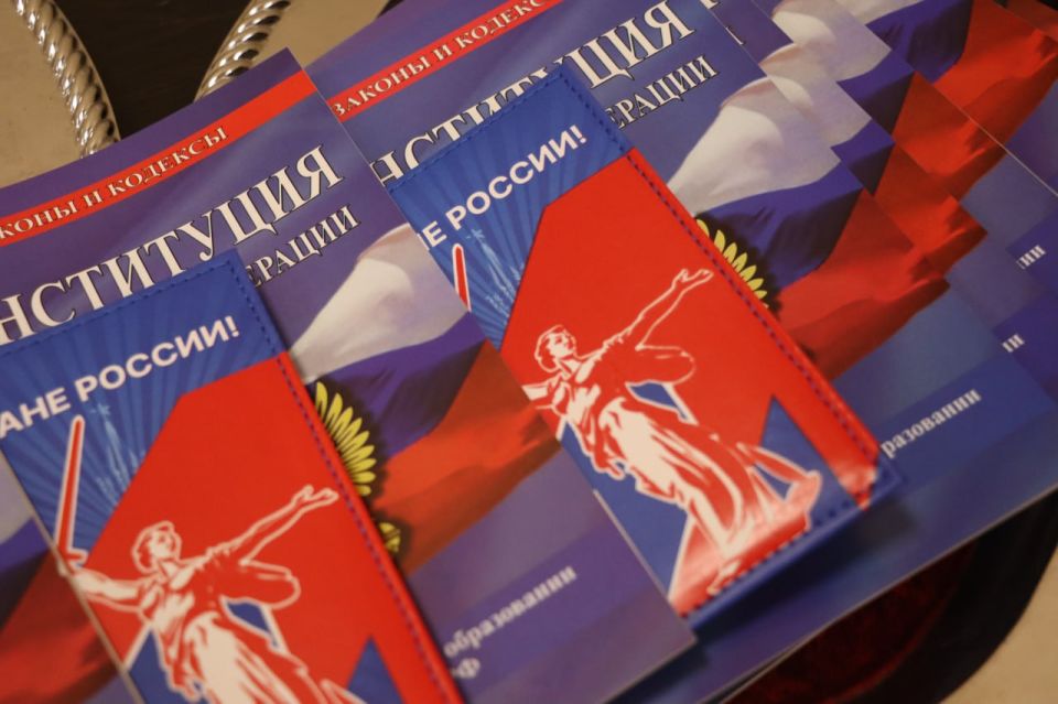 В День Республики Крым в торжественной атмосфере глава муниципального образования Денис Колесник вручил активистам «Движения Первых» их первый официальный документ