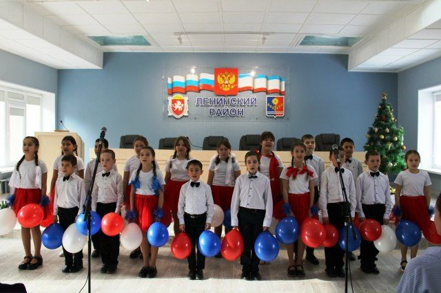 В честь 35-й годовщины Дня Республики Крым, когда народ полуострова сделал исторический выбор в пользу самостоятельного развития, в зале администрации Ленинского района прошло яркое торжественное мероприятие