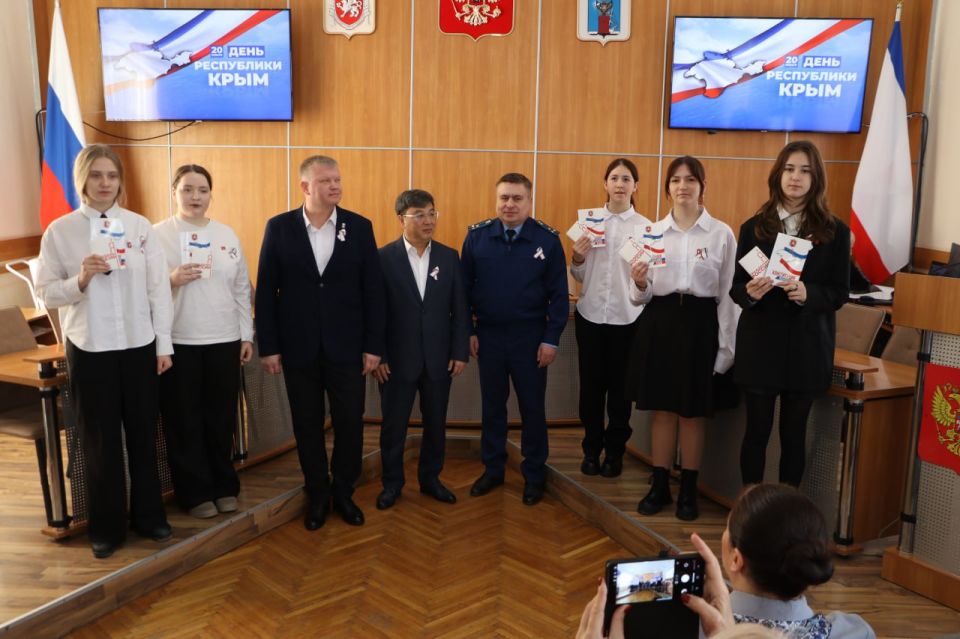 Владимир Ким: Сегодня, в День Республики Крым, с Главой муниципального образования Иваном Козыревым и прокурором города Феодосии Романом Штрыковым вручили отличившимся в различных отраслях феодосийцам заслуженные награды, а... Владимир Ким: Сегодня, в День Республики Крым, с Главой муниципального образования Иваном Козыревым и прокурором города Феодосии Романом Штрыковым вручили отличившимся в различных отраслях феодосийцам заслуженные награды, а...