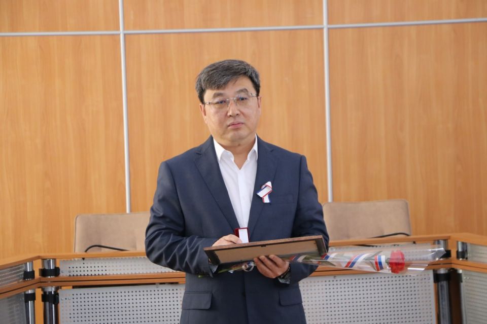 Владимир Ким: Сегодня, в День Республики Крым, с Главой муниципального образования Иваном Козыревым и прокурором города Феодосии Романом Штрыковым вручили отличившимся в различных отраслях феодосийцам заслуженные награды, а... Владимир Ким: Сегодня, в День Республики Крым, с Главой муниципального образования Иваном Козыревым и прокурором города Феодосии Романом Штрыковым вручили отличившимся в различных отраслях феодосийцам заслуженные награды, а...