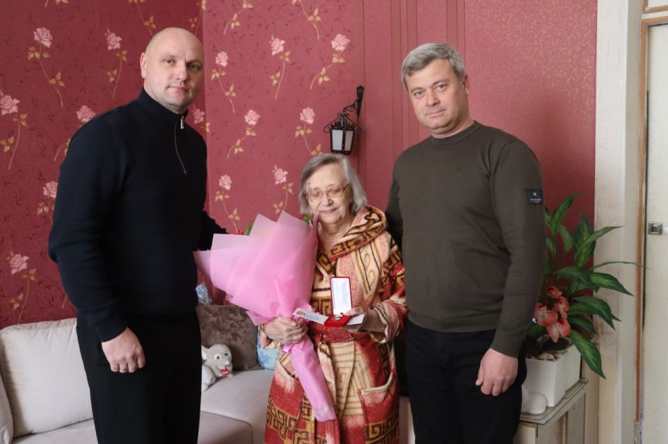 В преддверии 82-й годовщины снятия блокады Ленинграда глава муниципального образования Денис Колесник и заместитель главы администрации Керчи Эльдар Муждабаев вручили почетный знак «Житель блокадного Ленинграда» Татьяне...