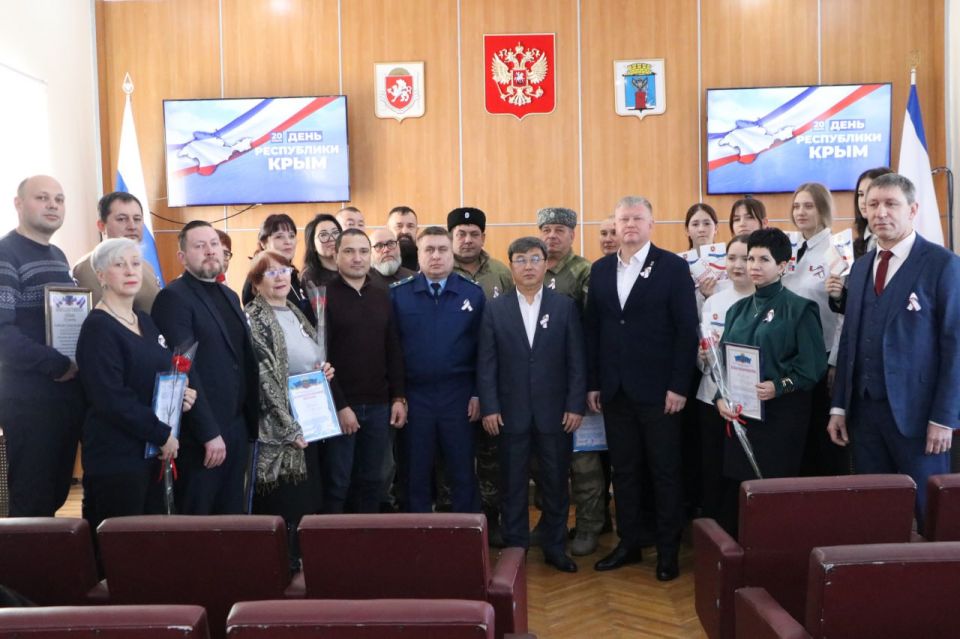 Владимир Ким: Сегодня, в День Республики Крым, с Главой муниципального образования Иваном Козыревым и прокурором города Феодосии Романом Штрыковым вручили отличившимся в различных отраслях феодосийцам заслуженные награды, а... Владимир Ким: Сегодня, в День Республики Крым, с Главой муниципального образования Иваном Козыревым и прокурором города Феодосии Романом Штрыковым вручили отличившимся в различных отраслях феодосийцам заслуженные награды, а...