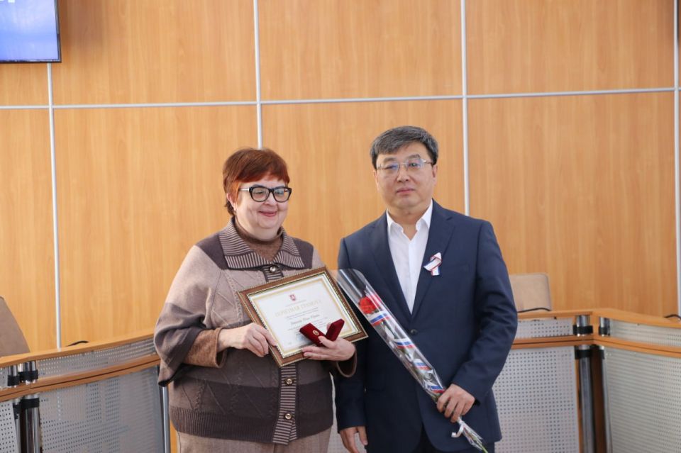 Владимир Ким: Сегодня, в День Республики Крым, с Главой муниципального образования Иваном Козыревым и прокурором города Феодосии Романом Штрыковым вручили отличившимся в различных отраслях феодосийцам заслуженные награды, а... Владимир Ким: Сегодня, в День Республики Крым, с Главой муниципального образования Иваном Козыревым и прокурором города Феодосии Романом Штрыковым вручили отличившимся в различных отраслях феодосийцам заслуженные награды, а...