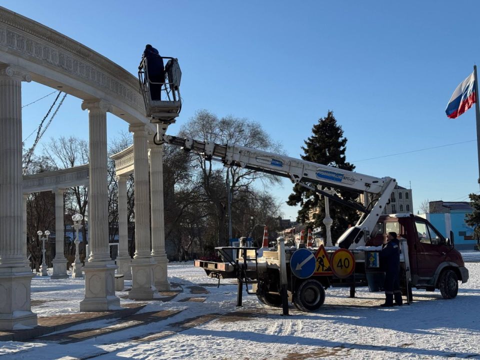 В Керчи начали убирать новогодние украшения