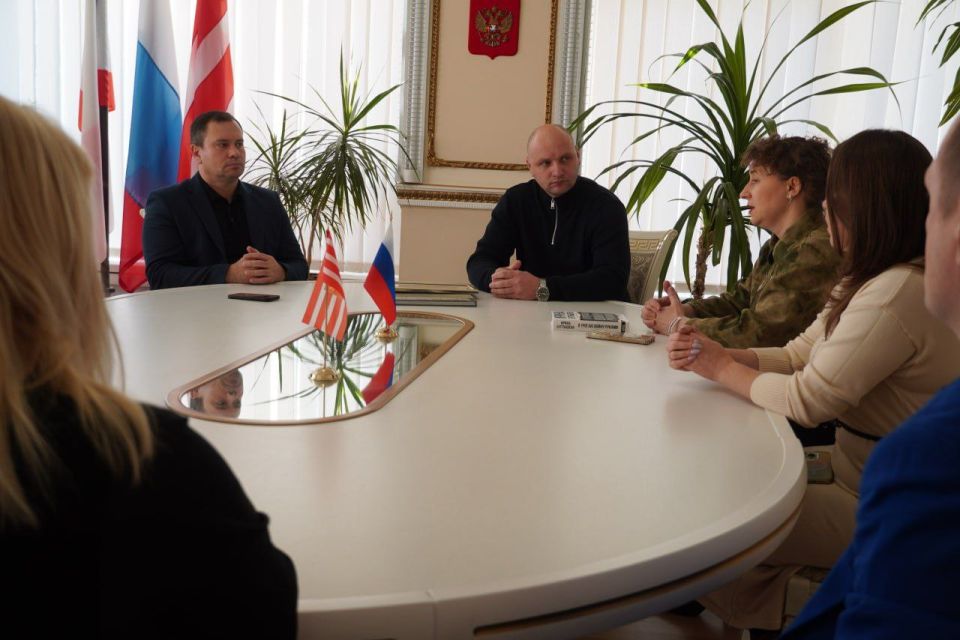 Глава администрации Олег Каторгин провел встречу с писательницей Ириной Бугрышевой, которая сегодня презентует в Керчи авторскую книгу «Я трогаю войну руками»