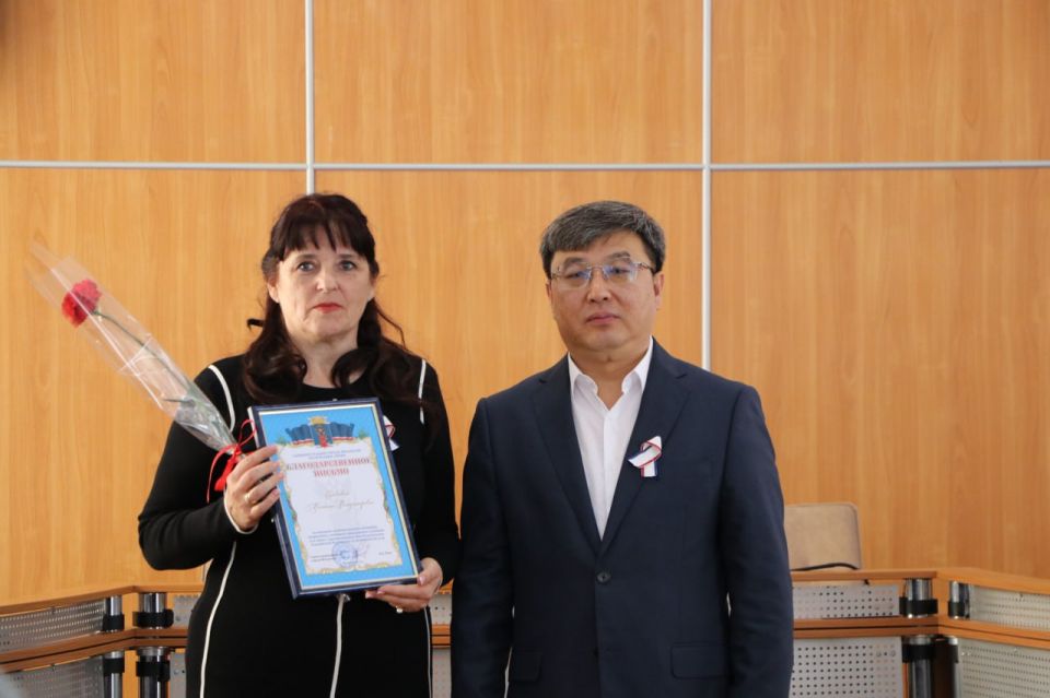 Владимир Ким: Сегодня, в День Республики Крым, с Главой муниципального образования Иваном Козыревым и прокурором города Феодосии Романом Штрыковым вручили отличившимся в различных отраслях феодосийцам заслуженные награды, а... Владимир Ким: Сегодня, в День Республики Крым, с Главой муниципального образования Иваном Козыревым и прокурором города Феодосии Романом Штрыковым вручили отличившимся в различных отраслях феодосийцам заслуженные награды, а...