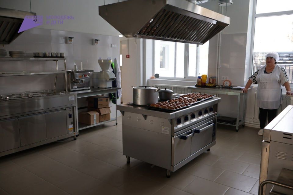 Денис Олейник: Сегодня вместе с председателем Раздольненского районного совета Татьяной Вышинской и начальником отдела образования, молодёжи и спорта Лилей Керимовой приняли участие в торжественном открытии МБОУ... Денис Олейник: Сегодня вместе с председателем Раздольненского районного совета Татьяной Вышинской и начальником отдела образования, молодёжи и спорта Лилей Керимовой приняли участие в торжественном открытии МБОУ...